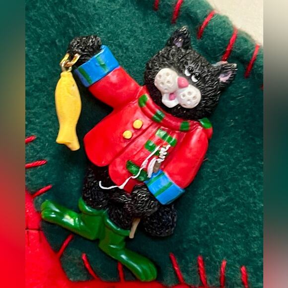 Embroidered cat stocking with resin ornament - Picture 4 of 9